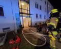 Bild: Berufsfeuerwehr Regensburg
In einem Wohnheim in Regensburg brach Feuer in Küche und Bad aus. Verletzt wurde niemand, die Polizei untersucht Brandursache und Schaden.