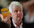 Bild: Hendrik Schmidt/dpa
Anders als seine Fraktion will der CDU-Abgeordnete Guido Heuer bei der Ministerpräsidenten-Wahl nicht den Saal verlassen. (Archivbild)