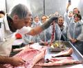 Bild: Rudolf Hirsch
Vor den Augen der Ernährungsberaterinnen zerlegte Metzgermeister Hubert Piehler eine Schweinehälfte fachgerecht und gab Tipps zur Verwendung des Fleisches.