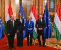 Bild: Tamas Purger/MTI via AP/dpa
Ungarns Ministerpräsident Peter Magyar feierte den 70. Gedenktag der Revolte von 1956 mit Gästen die EU-Kommissionspräsidentin Ursula von der Leyen.