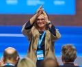 Bild: Peter Kneffel/dpa
Ilse Aigner freut sich über die große CSU-Rückendeckung.