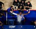 Bild: Matt Slocum/AP/dpa
LeBron James wirft Kreide in die Luft.