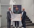 Bild: Dominic Reiter
Kassier Dominic Reiter (Mitte) vom TC Eschenbach freut sich über den Spendenscheck, den Richard Götz und Stefan Schedl (rechts) überreichten.