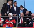 Bild: Marcus Brandt/dpa
Mesut Özil (hinten M) polarisiert mit seinen Aussagen. (Archivbild)