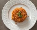Bild: Aysel Özdemir
Bulgur Pilav erinnert an Nudeln mit einer leicht fruchtigen Tomatennote. Als Beilage passt er zu vielen Fleisch- und Gemüsegerichten.