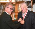 Bild: Gerhard Franz
Bei der Bürgerversammlung verlieh Bürgermeister Hermann Böhm (links) Josef Weiß aus Traßlberg für seine gut 50 Jahre ehrenamtliches Wirken in der Gemeinde Poppenricht die Bürgermedaille.