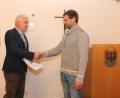 Bild: Josef Pilfusek
Bürgermeister Robert Lindner (links) begrüßt Frederic Schuller nach der Vereidigung im Marktgemeinderat.