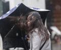 Bild: Chiang Ying-ying/AP/dpa
Eine Frau kämpft gegen die vom Taifun Champi verursachten Windböen in Taipeh.
