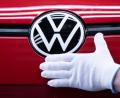 Bild: Sebastian Kahnert/dpa
Die IG Metall droht der VW-Führung mit Arbeitskampf. (Archivbild)