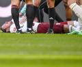 Bild: Harry Langer/dpa
Knockout: Calvin Brackelmann liegt nach dem Kopftreffer verletzt am Boden.