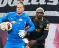 Bild: Hendrik Schmidt/dpa
Zwei der auffälligsten Aklteure der ersten Halbzeit: Torwart Orjan Nyland (RB Leipzig, l) und David Mokwa (SV 07 Elversberg).