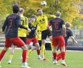 Bild: Hubert Ziegler
Matthias Graf (Mitte) vom FC Amberg befindet sich hier mitten im Zweikampfgeschehen gegen die Hauzenberger. Am Ende mussten sich die Amberger dem Bayernliga-Absteiger mit 1:2 geschlagen geben.