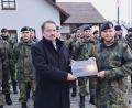 Bild: Rudolf Hirsch
Kompaniechef Hauptmann Torben Patschkowsky (rechts) überreichte Bürgermeister Reinhard Schwarz eine Erinnerungsplakette zum 40-jährigen Bestehen der Patenschaft. Dazu war die 4. Kompanie des Panzerbataillons 104 zum Appell am Gemeindehaus in Trausnitz angetreten.