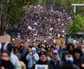 Bild: Marcus Golejewski/dpa
Die Proteste in Paris begannen friedlich.