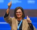 Bild: Peter Kneffel/dpa
Gerührt und froh reagierte Ilse Aigner auf dem Parteitag auf den großen Rückhalt. Die 61-Jährige wird derzeit als Kandidatin der Union für das Amt des Bundespräsidenten gehandelt.