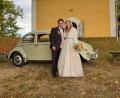 Bild: Helga Meisel
Selina Meisel und Sebastian Winter heirateten in der Magdalenenkirche in Ranna. Mit dem 60 Jahre alten VW-Käfer ging es zur weltlichen Feier.