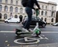 Symbolbild: Jörg Carstensen/dpa
Ein 46-jähriger E-Scooterfahrer ist in Marktredwitz alkoholisiert kontrolliert worden.