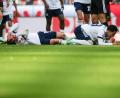 Bild: Marius Becker/dpa
Robin Gosens und Soufiane El-Faouzi müssen nach einem Kopfzusammenstoß behandelt werden.