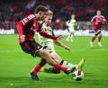 Bild: Daniel Karmann/dpa
Nürnbergs Fernandez (vorne) im Zweikampf mit Kaiserslautern-Profi Haas.