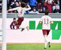 Bild: Harry Langer/dpa
Han-Noah Massengo hebt nach seinem 1:0 jubelnd ab - zum Sieg reichte sein Kopfballtor für den FC Augsburg aber nicht.
