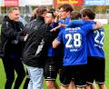 Bild: Werner Franken
Party ohne Ende: Die Weidener Spieler feiern Patryk Bytomski (Mitte) nach dessen Siegtreffer in der vierten Minute der Nachspielzeit.