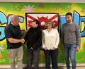 Bild: Gabriele Leonie Bräutigam
Bürgermeister Bruno Heindl (links) begrüßt die neue Jugendbeauftragte Katja Schwoche im Jugendraum der Gemeinde im Beisein von Zweiter Bürgermeisterin Melli Schmidt und Dritten Bürgermeister Kevin Haas.