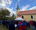 Bild: gri
Bei der Johannisbergkirche versammelten sich die Einsatzkräfte, die beim Waldbrand im Juli/August 2026 im Einsatz waren, zu einem Dankgottesdienst.
