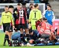 Bild: Uwe Anspach/dpa
Badé wurde verletzt vom Feld getragen.