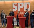 Bild: Hans Prem
Den Fragen der anwesenden Einsatzkräfte stellten sich von links MdL Christiane Feichtmeier, POR Andreas Schieder, Andrea Glaubitz (DLRG), Sandro Gallitzdörfer und Sebastian Seibert (beide BRK-Kreisverband Weiden und Neustadt/WN).