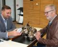 Bild: Rudolf Hirsch
Herbert Graßl (rechts) ließ sein Kaffeeservice schätzen. Er bedankte sich bei Joshua Bamberger (links) für die kostenlose Expertise und packte das Silbergeschirr wieder ein.