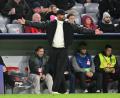 Bild: Peter Kneffel/dpa
Gegen Arsenal stand Vincent Kompany nach „einem saftigen Virus“ wieder am Spielfeldrand. Zu Früh? (Archivbild)