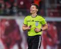 Bild: Jan Woitas/dpa
Daniel Siebert musste die Spielleitung in Hoffenheim verletzt abbrechen. (Archivbild)