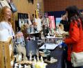 Bild: Sylvia Wallinger
Das vielseitige Angebot macht den Reiz der Hobbykunst-Ausstellung aus. Und ein Gespräch mit den Kunsthandwerkerinnen und -handwerkern geht auch immer.