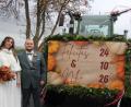 Bild: Konrad Rosner
Stolz präsentieren sich Felicitas und Niko Schedl neben dem großen Fendt-Traktor, der als "Hochzeitsauto" dient.