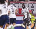 Bild: Harry Langer/dpa
Hat gut lachen: Bayern-Verteidiger Dayot Upamecano feiert sein Tor zum 1:0.