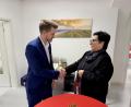 Bild: upl
David Mandrella beim Händeschütteln im neuen Wahlkreisbüro. Für die Stadt Amberg gratuliert Zweite Bürgermeisterin Birgit Fruth.