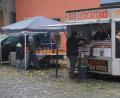 Bild: Elfriede Weiß
Bei Regen und kühlen Temperaturen machte es keinen Spaß am Sonntag über den Marktplatz zu bummeln, zumal auch nur ein wenig geboten war.