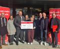 Bild: KZ-Gedenkstätte Flossenbürg
Übergabe des Spendenschecks in Flossenbürg mit Dr. Matthias Rittner, Jana Dütsch, Landrat Andreas Meier, Tatjana Varnhold, Helena Blickenberger, Raphaela Burkhart, Johann Zach, Jörg Skriebeleit, Hans-Jörg Schön (von links).
