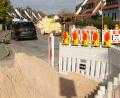 Bild: Joachim Gebhardt
Der Kanalbau in der Czeikestraße wirkt sich in der Hugo-Geiger-Straße aus: Hier ist die halbe Straße ein Baustofflager.