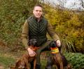Bild: Franka Eichl
Sie sind im Einsatz, wenn ein verletztes Wildtier flüchtet: Simon Heiser und seine Hunde Dachs (links) und Kleo sind ein anerkanntes Nachsuchengespann im Landkreis Neustadt/WN.