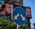 Bild: Oded Balilty/AP/dpa
Werbung in Israel, auf der der israelische Ministerpräsident Benjamin Netanjahu (r) und sein wichtigster Rivale bei der Parlamentswahl am 27. Oktober, Gadi Eisenkot, zu sehen ist. (Archivbild)