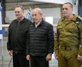 Bild: Maayan Toaf/Israel Gpo/ZUMA Press Wire/dpa
Der israelische Ministerpräsident Benjamin Netanjahu (M) besucht den Luftwaffenstützpunkt Palmachim in Begleitung des israelischen Verteidigungsministers Israel Katz (l) und des Generalstabschefs der IDF, Generalleutnant Ejal Zamir. (Archivbild)