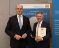 Bild: Christian Blaschka
Staatsminister Albert Füracker (links) zeichnet Tobias Reiß mit der Soldnermedaille aus.