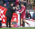Bild: Jon Super/AP/dpa
Florian Wirtz verlässt verletzt das Feld.