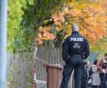 Bild: Felix Kirberg/dpa
Einsatzkräfte der Polizei stehen im Landkreis Dingolfing-Landau vor einem Wohngebäude auf der Straße. Ein 43 Jahre alter Mann ist nach Polizeiangaben beim Öffnen seiner Haustür von einem Unbekannten erschossen worden.