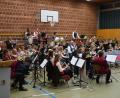 Bild: Paul Böhm
Es war der konzertante Höhepunkt des Jahres. Beim Kreis-Konzert des Nordbayerischen Musikbundes Amberg-Sulzbach in Schmidmühlen musizierten 90 Musikerinnen und Musiker aus beiden Blasmusikformationen. Dirigent war Dr. Christian Bäuml (rechts)