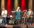 Bild: Gerald Morgenstern
Mit Leidenschaft und Style brachte die Münchner Kultband "The Stimulators" mit Bandleader Peter Schneider (links) Copacabana-Feeling in die Stadthalle. Mit auf der Bühne war zum Schlusspunkt auch Alexandra Adam, die Nichte des verstorbenen Weidner Schlagzeugers Oskar Pöhnl.