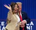 Bild: Julia Demaree Nikhinson/AP/dpa
Rapperin Nicki Minaj hat als großer Trump-Fan ihren „Lieblingspräsidenten“ beim Wahlkampf unterstützt.