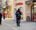 Bild: Petra Hartl
Den Roller schieben: Das muss künftig jeder, der mit dem E-Scooter durch die Amberger Fußgängerzone möchte.