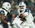 Bild: Matt Rourke/AP/dpa
Cowboys-Quarterback Dak Prescott (r.) hatte das Spiel fest im Griff.